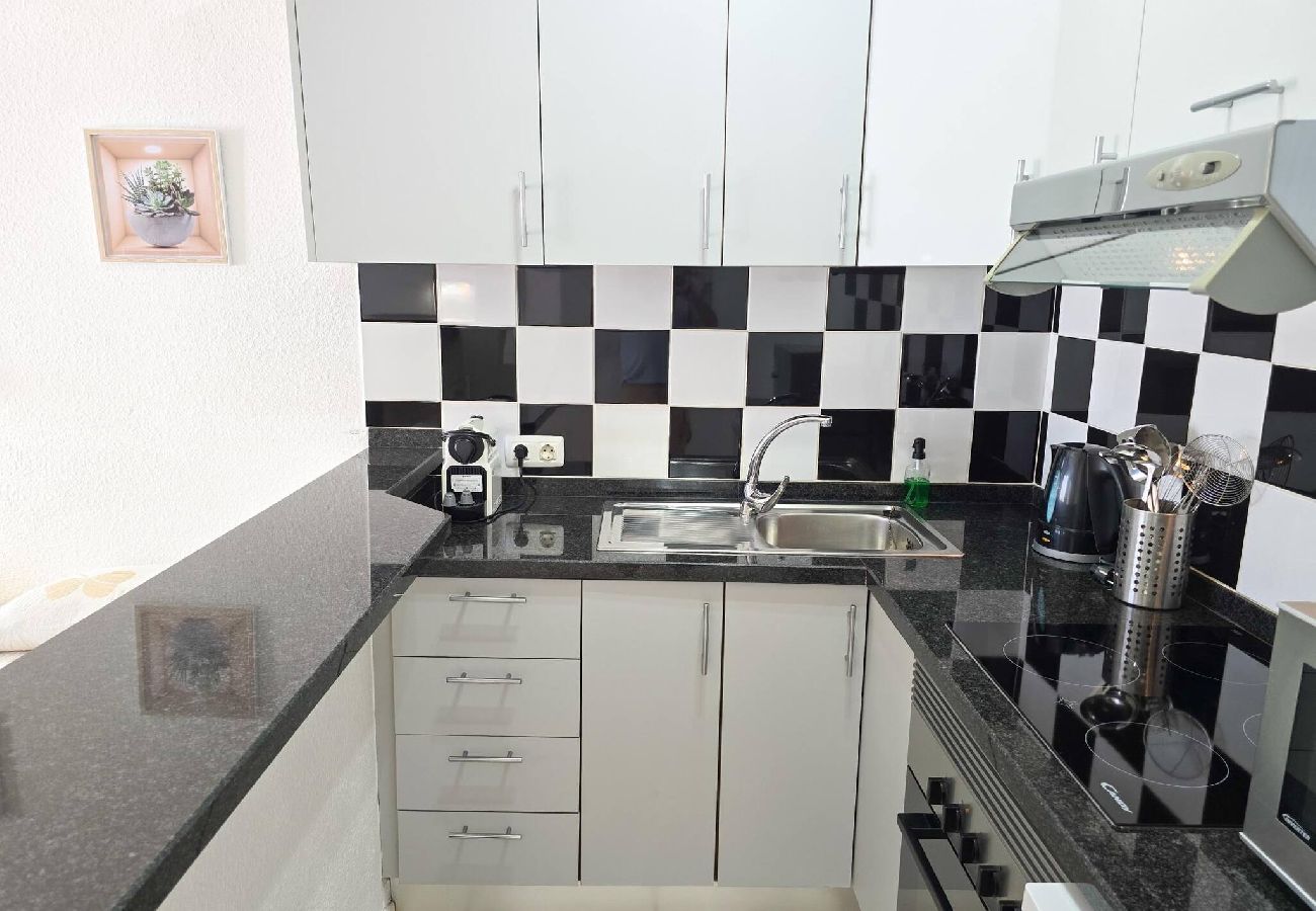 Studio à Costa Adeje - Balcon, vue mer, WiFi, A/C, piscine, 100 mts. de la plage